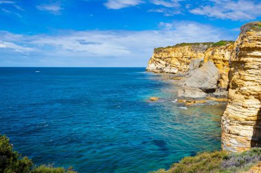 Kayalık sahil deniz