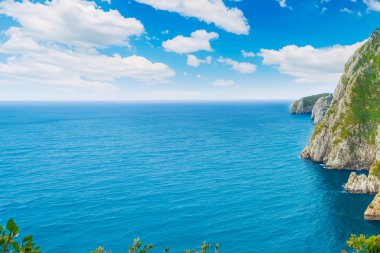 Kayalıkların ve dağların deniz manzarası