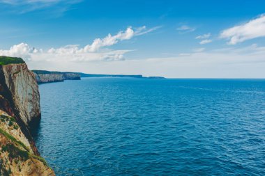 Uçurumun arka planında denizin ve okyanusun güzel manzarası