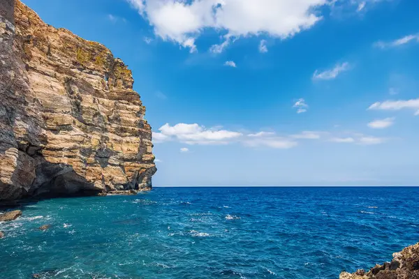 Kayalık kıyıları olan güzel deniz manzarası, Yunan