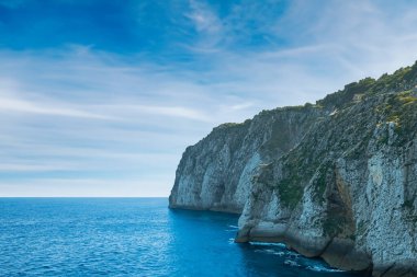 Kayalık uçurumun tepesinden güzel bir manzara.