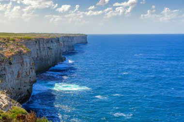 Portekiz 'in güneyindeki okyanus kayalıkları..