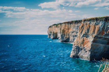 Mavi gökyüzü ile uçurumun manzarası