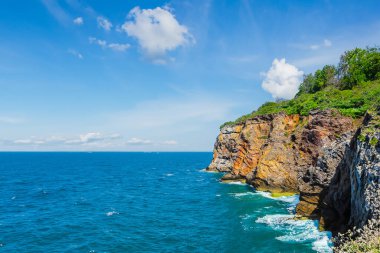 Sri Lanka 'nın kayalık kıyıları.