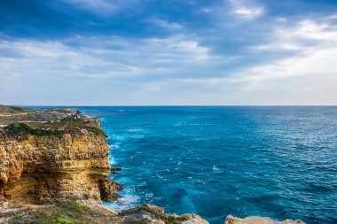 Kayalık kıyı şeridi ve okyanusu olan güzel deniz manzarası