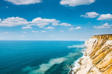 Deniz kıyısının güzel manzarası