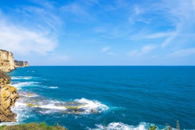 Kayalıkların ve denizin manzarası