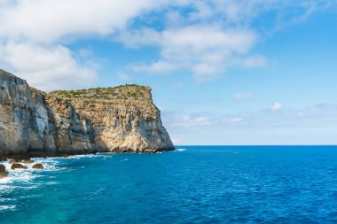 Mavi deniz ve kayalıklar Zakynthos adasında.