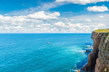 Atlantik okyanusunun uçurumundan, uçurumlardan, uçurumlardan, Atlantik okyanuslarından ve Atlantik okyanuslarından manzara.