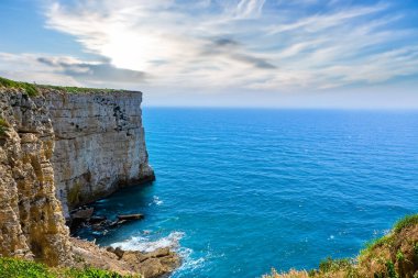 Normandiya 'daki Atlantik Okyanusu' ndaki kayalıkların ve kayalıkların güzel manzarası