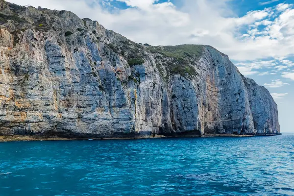Mavi deniz, kayalık sahil ve mavi deniz.