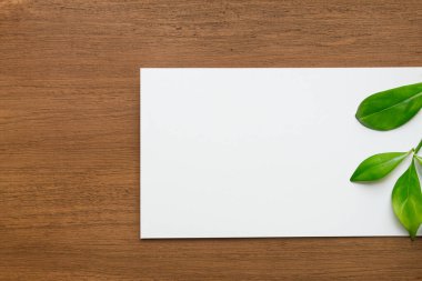 Tahta masanın üzerinde boş beyaz kart sayfası