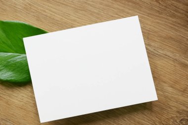 boş kağıt üzerinde ahşap tablo