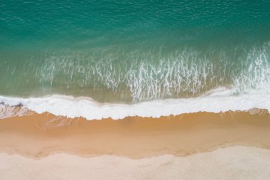 Beyaz kumlu deniz dalgalarının havadan görünüşü