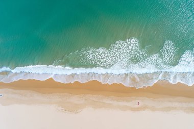 Güzel sahil ve beyaz kumlu okyanus