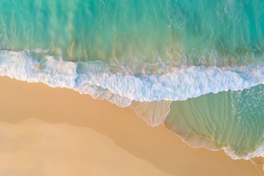 Mavi suyu, kumu, dalgası ve deniz suyu olan güzel tropik plaj.