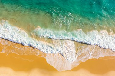 Yaz tatili için deniz ve kumlu sahil manzarası.