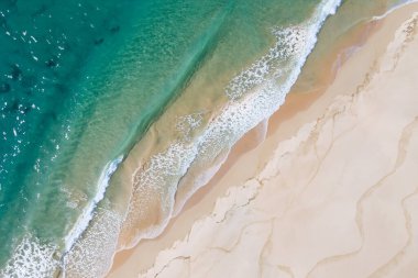 Okyanusun tepesinden dalgalı hava manzarası.