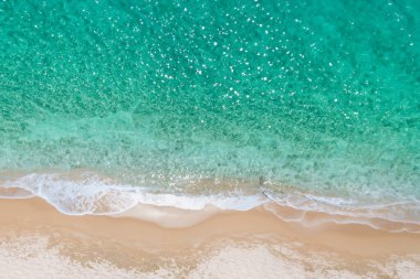 Okyanusun tepesinden dalgalı hava manzarası.