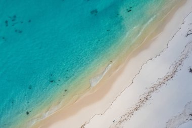 Okyanusun tepesinden dalgalı hava manzarası.