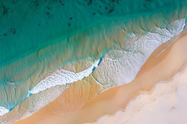 Okyanusun tepesinden dalgalı hava manzarası.