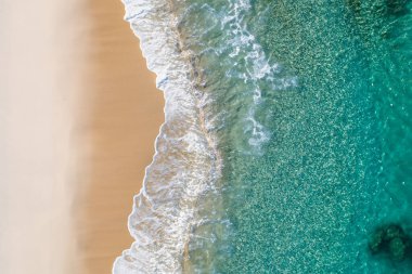 Okyanusun tepesinden dalgalı hava manzarası.