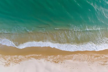 Okyanusun tepesinden dalgalı hava manzarası.