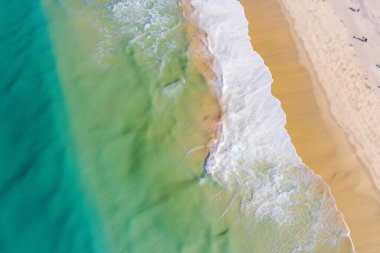 Okyanusun tepesinden dalgalı hava manzarası.