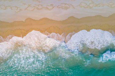 Okyanusun tepesinden dalgalı hava manzarası.