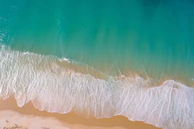 Okyanusun tepesinden dalgalı hava manzarası.