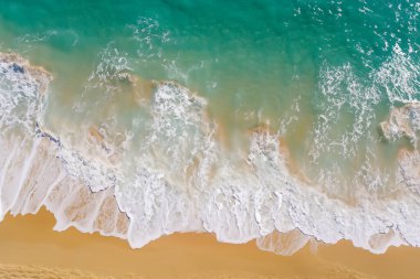 Okyanusun tepesinden dalgalı hava manzarası.