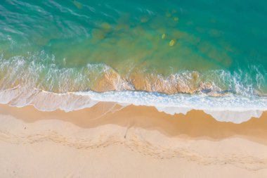Okyanusun tepesinden dalgalı hava manzarası.