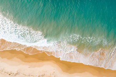 Okyanusun tepesinden dalgalı hava manzarası.