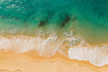 Okyanusun tepesinden dalgalı hava manzarası.