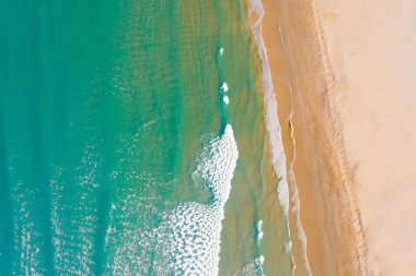 Okyanusun tepesinden dalgalı hava manzarası.