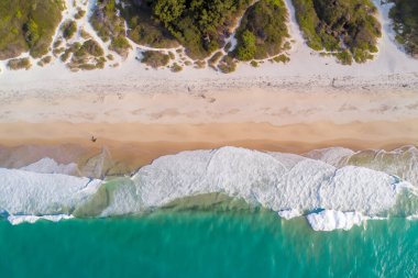 Beyaz kum ve turkuaz su, deniz ve sahil manzaralı güzel bir sahil manzarası.