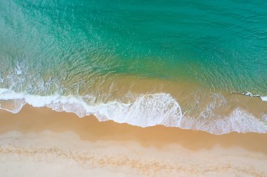 Güzel sahil ve deniz manzarası.