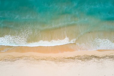 Plaj, tropikal deniz ve beyaz kum manzarası.