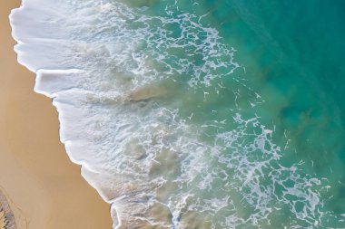 Okyanus kıyısının havadan görünüşü