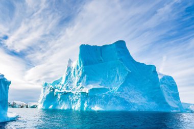Jokulsarlon buzulu, İzlanda 'daki buzdağlarıyla güzel bir manzara.