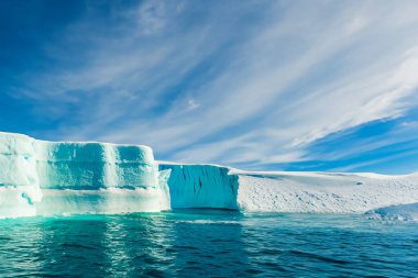 İzlanda, Avrupa 'daki Jokulsarlon Gölü üzerindeki buzdağları.