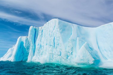 Greenland 'deki göldeki buzdağları