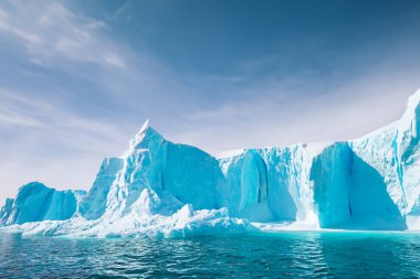 Greenland Denizi üzerindeki buzdağı