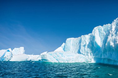 Jokulsarlon Gölü 'nde yüzen buzdağları, İzlanda