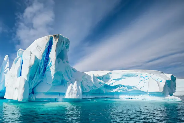 Eisberg Schwimmt Auf Dem See Stockbild