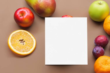 Beyaz arka planda boş kağıt, meyve ve taze meyve. Üst Manzara. düz yat