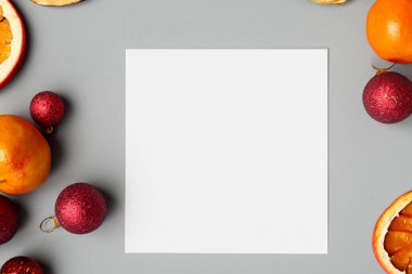 Beyaz arka planda turunçgiller ve baharatlar olan boş bir beyaz kart. Üst Manzara. Boşluğu kopyala