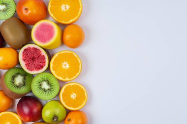 hafif arkaplanda taze meyve ve meyveler