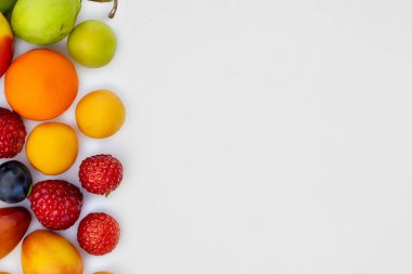 Beyaz arka planda taze meyve ve böğürtlen.