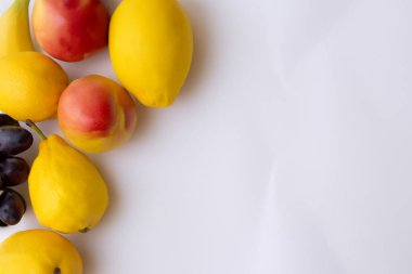 Beyaz bir zemin üzerinde meyveler ve sebzeler,